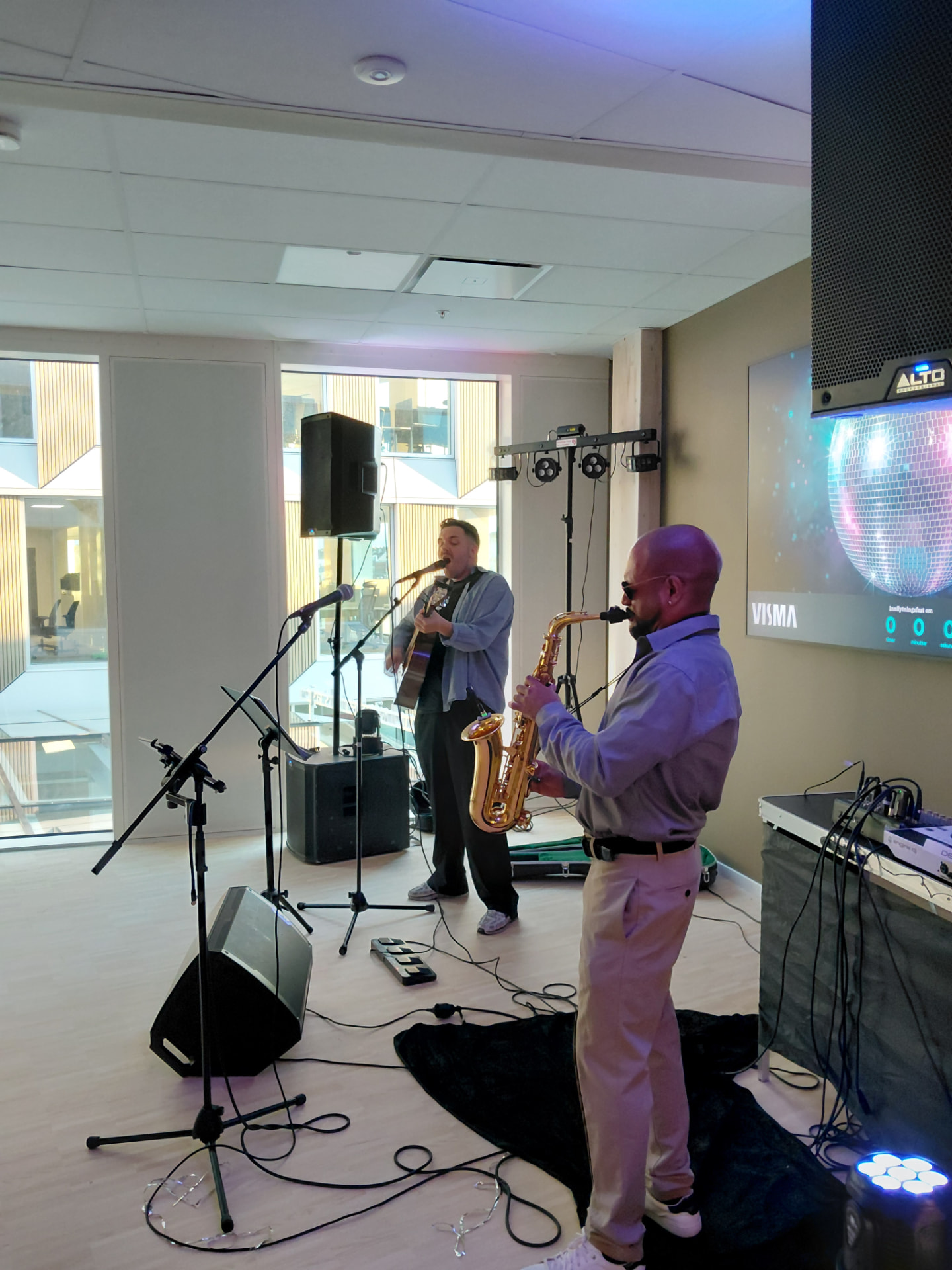 Liveartister med vokal, gitar og saksofon